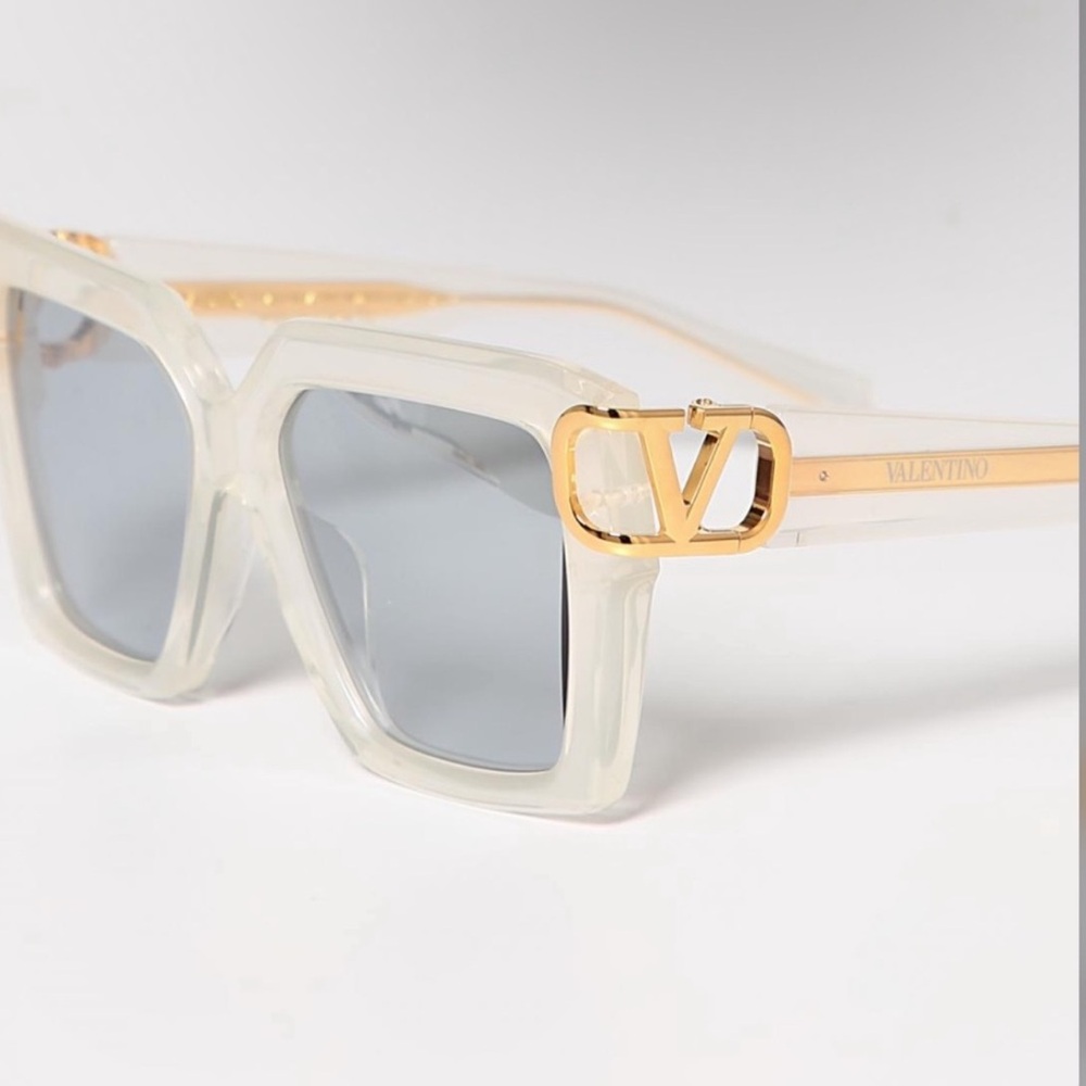 Excluded Valentino Sunglasses, New 385 - Picture 4 of 7